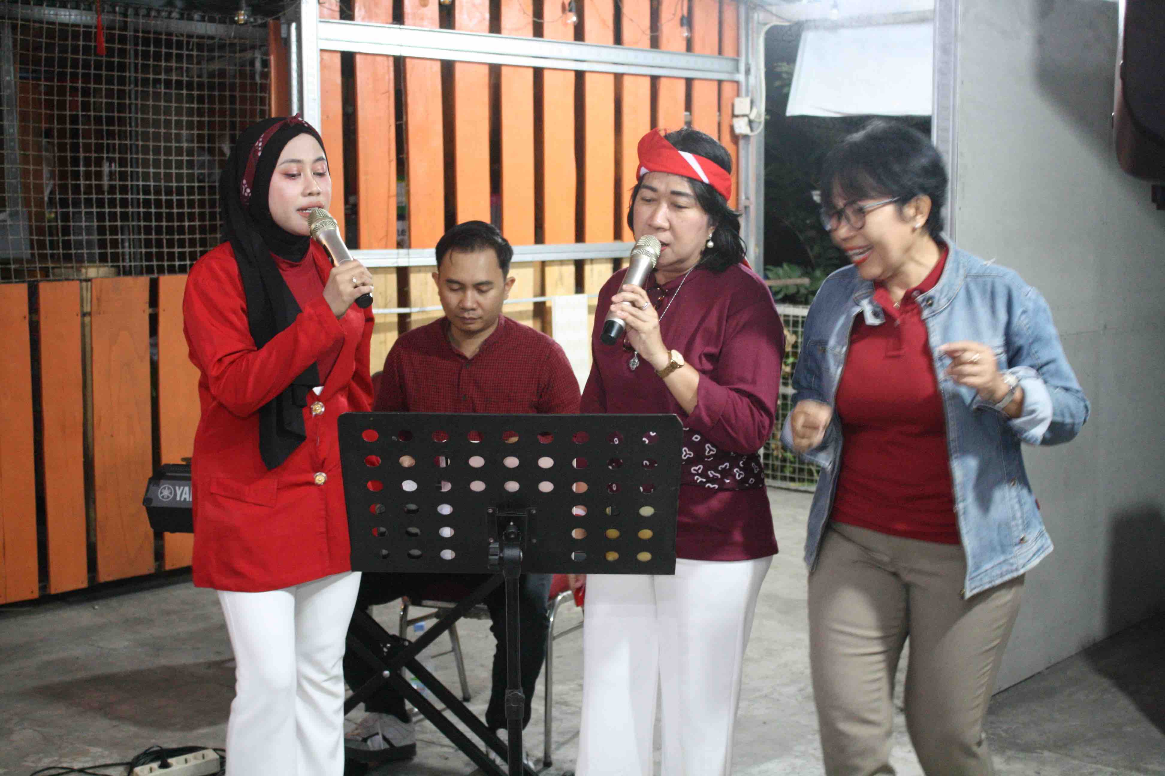 Suasana kebersamaan warga dalam rangka menyambut HUT Kemerdekaan RI ke-81.